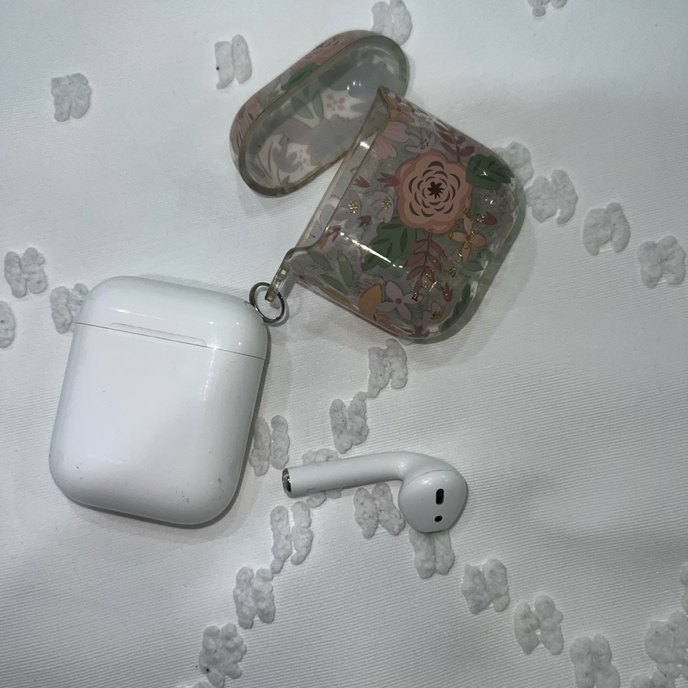 Apple AirPods 1st Generation with Charging Case